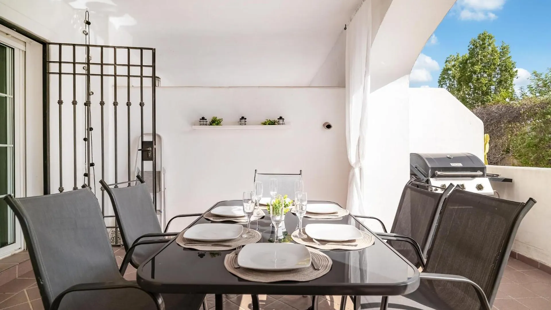 2 Bedroom Stunning Apartment In Sabinillas San Luis de Sabinillas